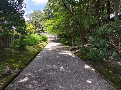 東門を入った所